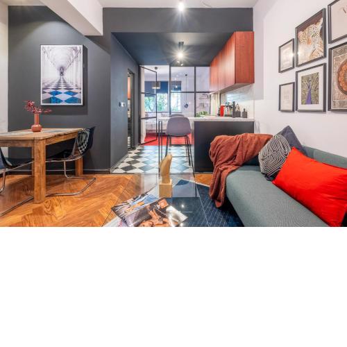 Central Art-Inspired Flat with Private Garage