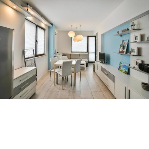 Central gem for 2 next to beach