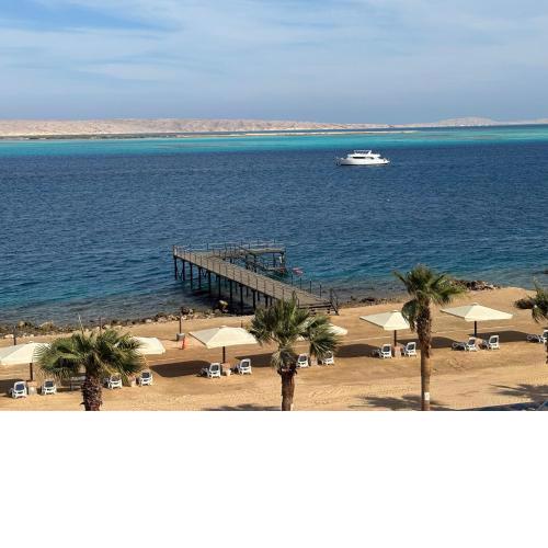 Central Hurghada Apartment with Private Beach & Pool