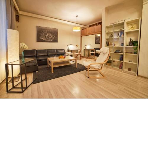 Central Luxury Cozy Modern Apartment