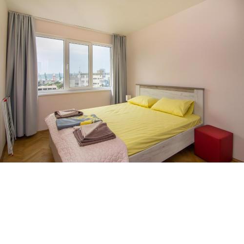 Central train station Flat with port view