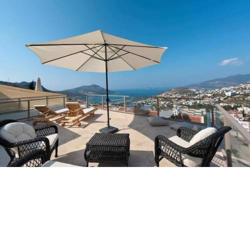 Central Triplex Villa with Pool & Partial Sea View