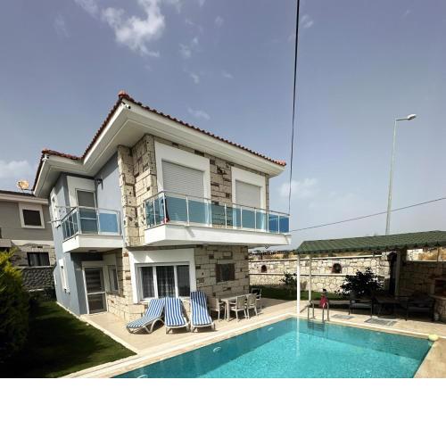 Çeşme Alaçatı'da günlük kiralık havuzlu villa