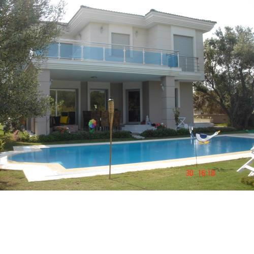 ÇEŞME ALAÇATI'da HAVUZLU KIRALIK VILLA