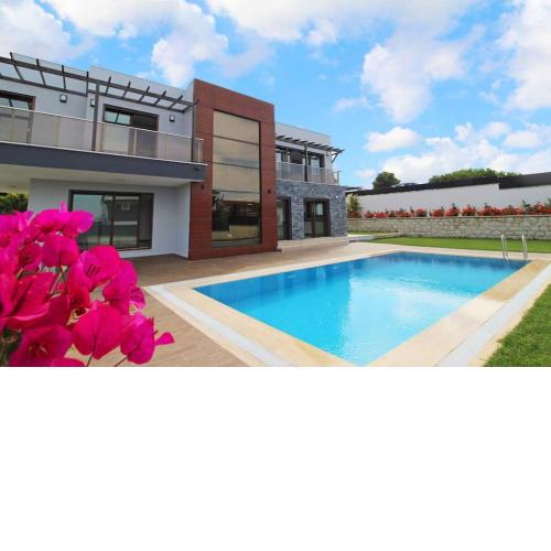 Çeşme Dalyan'da, Triplex Müstakil, Havuzlu Villa