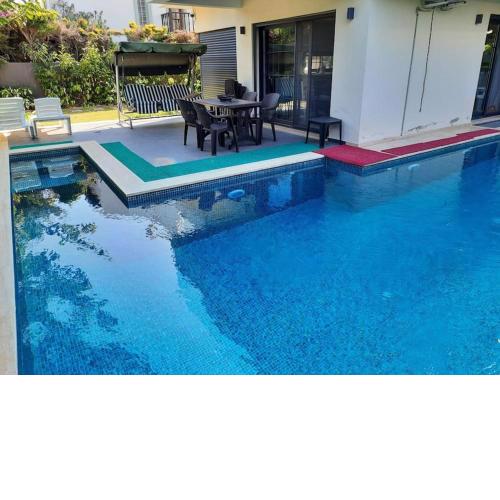 Çeşme merkezde özel havuzlu villa,