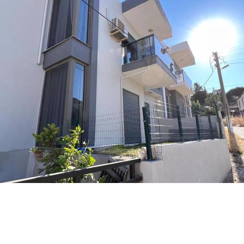 Çeşme'de denize yakın, bahçeli ev