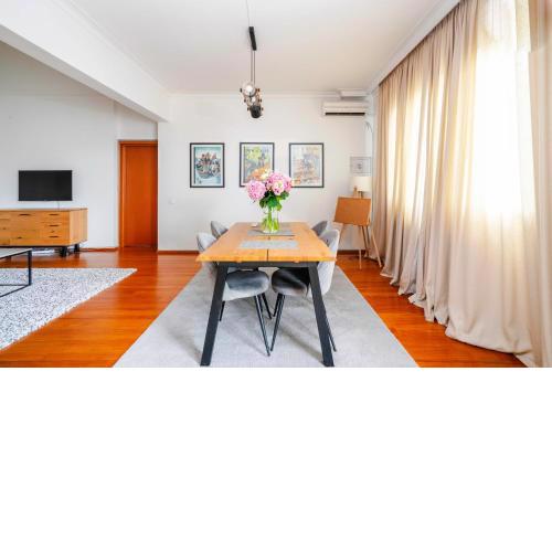 Charming 2BD Apartment in the Heart of the City