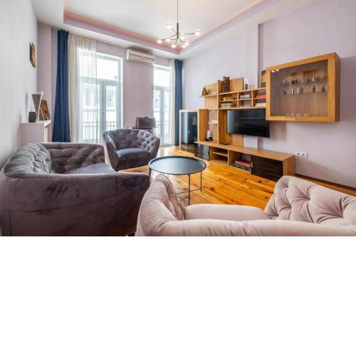 Charming 2BDR Apartment in Historic Center With Parking