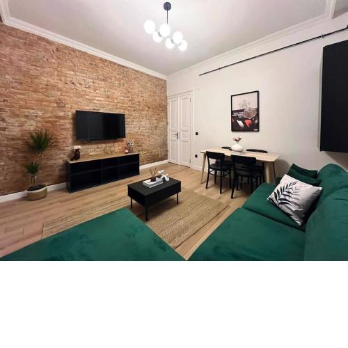 Charming 2BR AC in Center