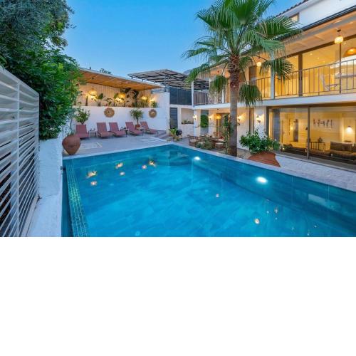 Charming 3bed villa w/ pool, very close to centre