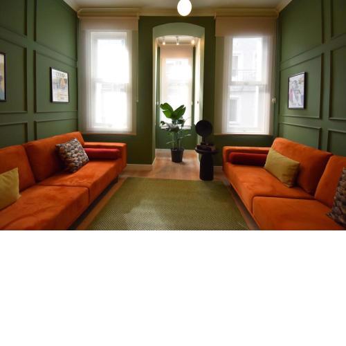 Charming House 4BR AC Near Metro