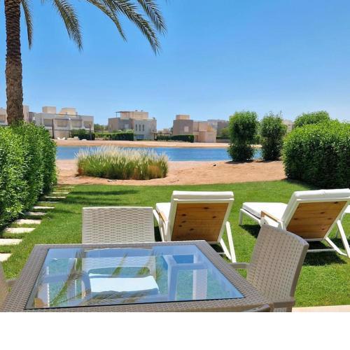 Cheerful space with a huge garden and pool