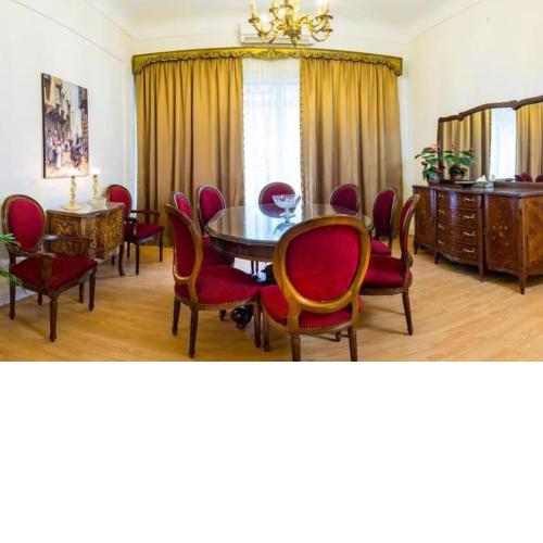 Chic 4BR Apt in Downtown - Royal 5