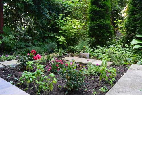 City Center Apartment with a Backyard