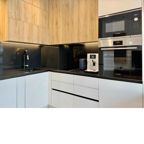 City Modern & Classy Apartment for 4 Guests & Parking