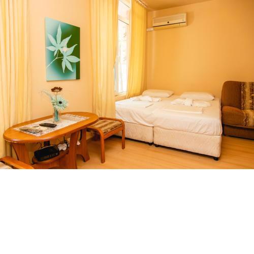 Compact studio with an indoor pool near Cacao Beach