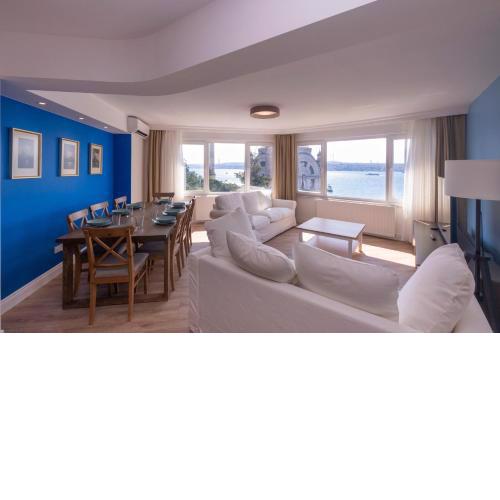 Contemporary Waterfront Apt with a Stunning View