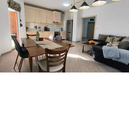 Cosy 2-bedroom apartment near the ski road Bansko