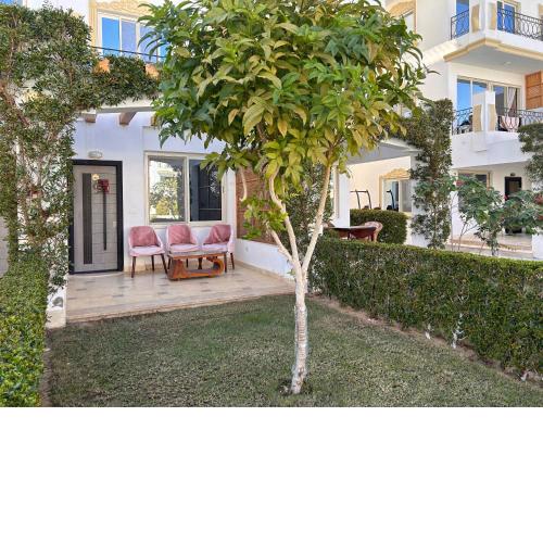 Cosy Studio on the First Floor with lovely Terrace and Personal Garden Area, Pool View and Free Beach Access in Sharm Hills Resort