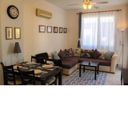 Cozy 1 bedroom apartment in walking distance to the municipal beach