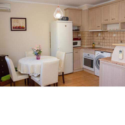 Cozy 1BD Apartment with Free Parking in the Area