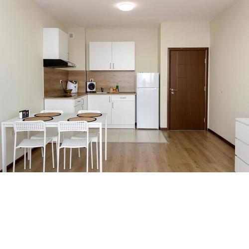 Cozy 1BD Flat in Golden Sands with All You Need