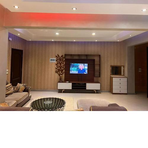 Cozy Apartment With Garden in sheikh Zayed