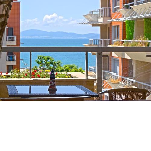 Cozy apartment with sea view and free parking