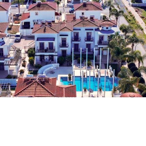 Cozy Beachside Apartment with Pool Access - Ideal for Relaxation