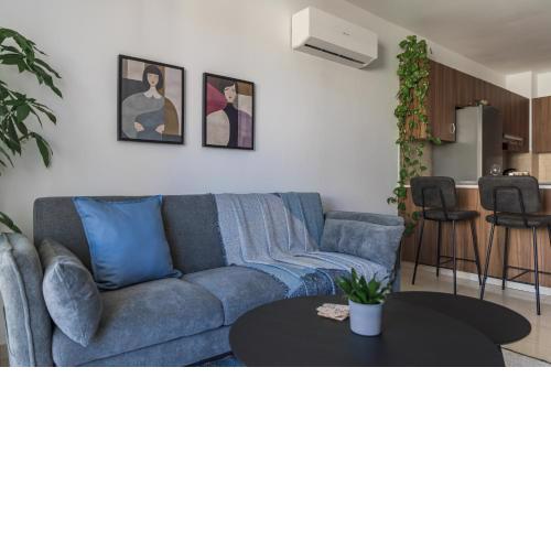 Creative 1br Pool view Apt with covered parking