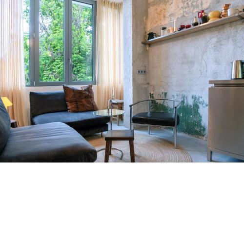 Dazzling Minimalist One Bedroom Apartment