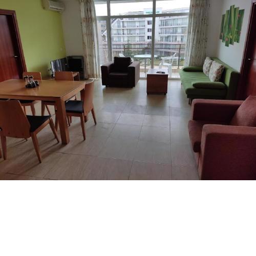 Debbies 2 bed apart with pool and garden views
