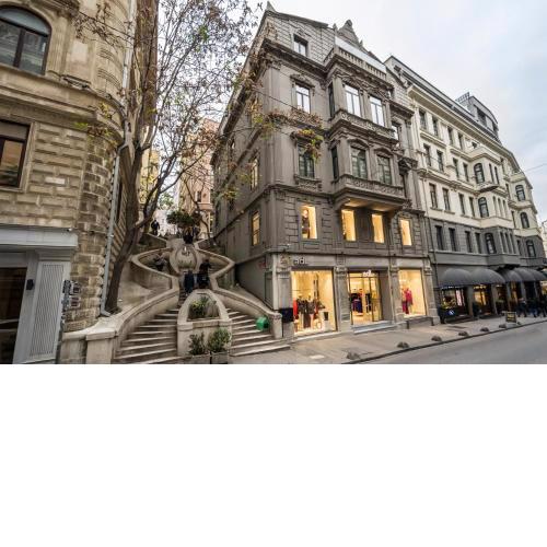 DeCamondo Residence