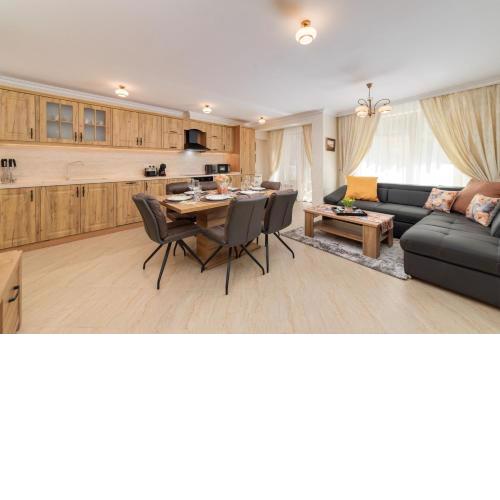 Deluxe and Central Garden Apartment