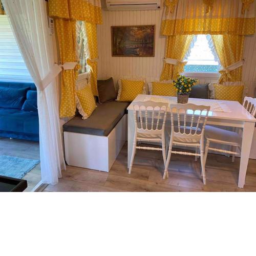 Deniz kenarında huzurlu bir bungalov