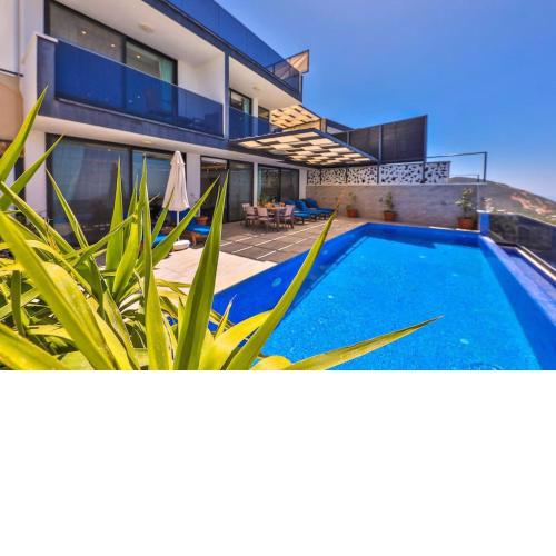 Deniz Manzaralı Havuzlu Villa Kardelen