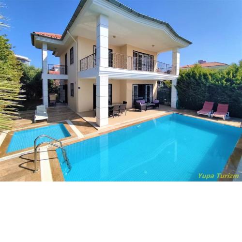 Deniz Manzaralı Korunaklı Özel Havuzlu Lüks Villa