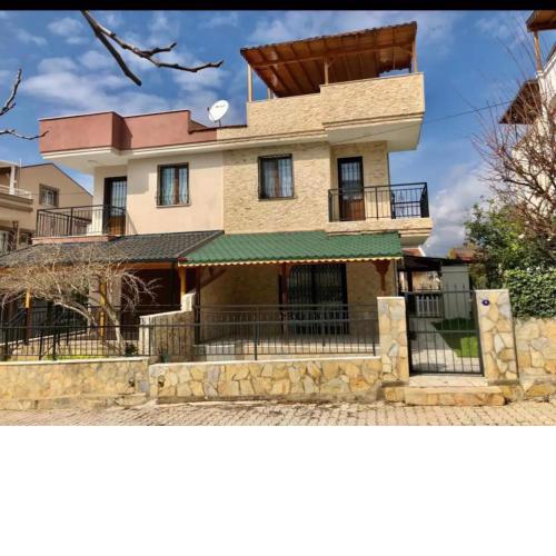 Denize 200 metre, 3+1 Bahçeli Villa