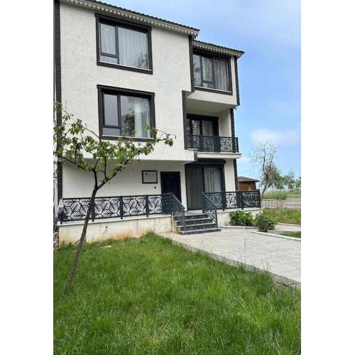 Denize sıfır bahçe içinde villa