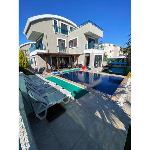 Detached and luxury villa in kadriye
