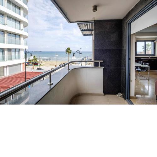 Dios Ponte Finikoudes Beachfront