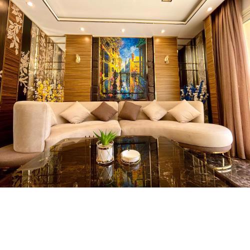 Direct on the Pool 3BR Luxury Apartment