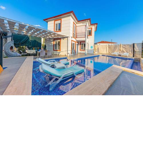 Doğa İçinde Havuzlu Lüks Villa Beyaz