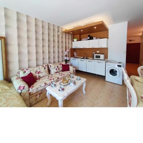 Dom-El Real Apartments in Sea View Complex