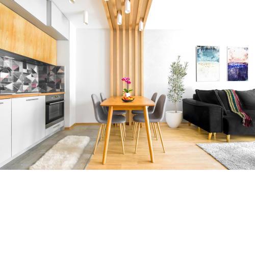 Downtown - Netflix - Ac - Next To Metro And Train