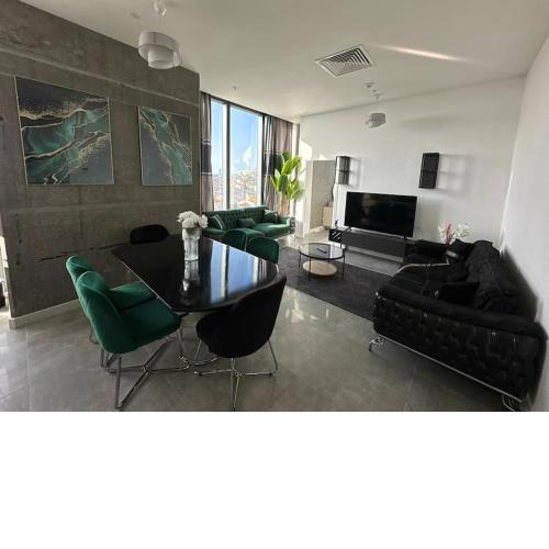 Elegant 2 bedroom apt Sinpas queen gym pools