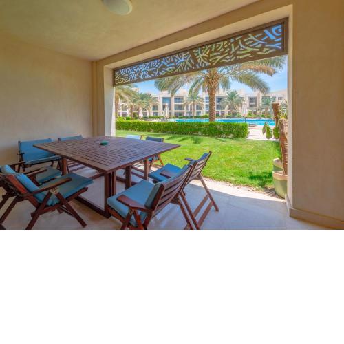 Elegant apartment with pool and beach access