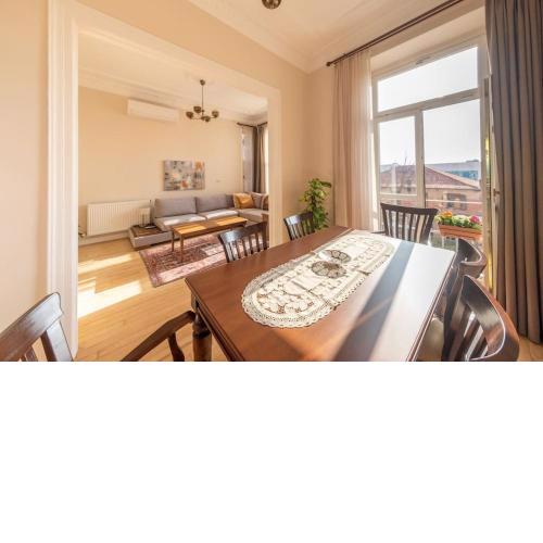Elegant, spacious, quiet 3br near historic center