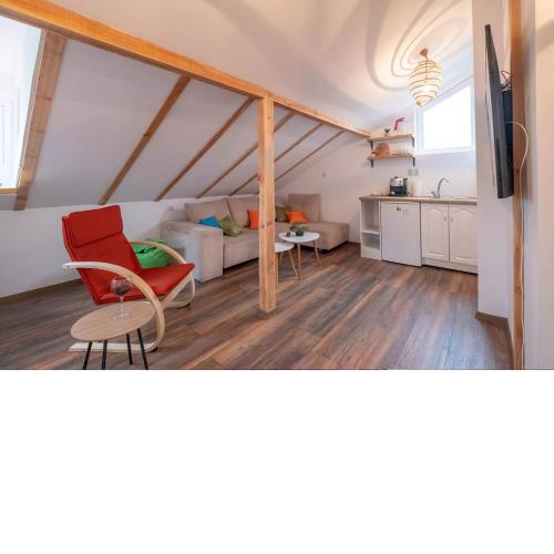 Entire Central House with Guest Rooms & Garden
